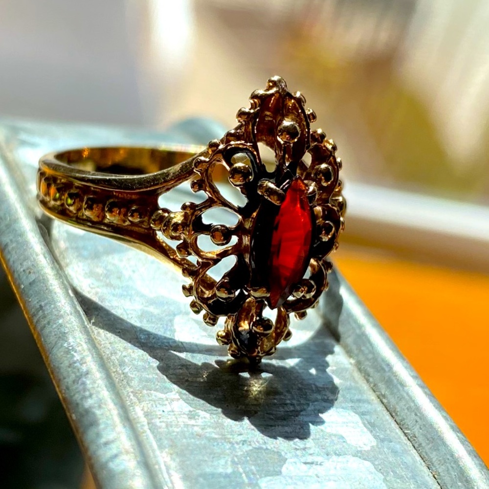 Stunning 10KT GOLD garnet ring